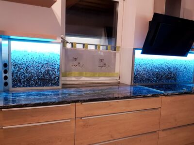 Glaszone Küchenrückwand Verlauf weiß-schwarz mit LED-Licht