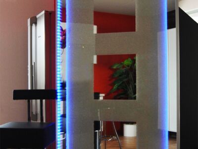 Glaszone Trennwand in kristall mit RGB-Beleuchtung in blau