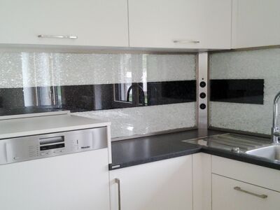Glaszone Küchenrückwand Stufe weiß-schwarz-weiß mit Ecksteckdosen
