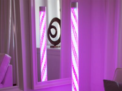Glaszone Stehlampe Kristall mit RGB-Licht in violett-weiß Detail