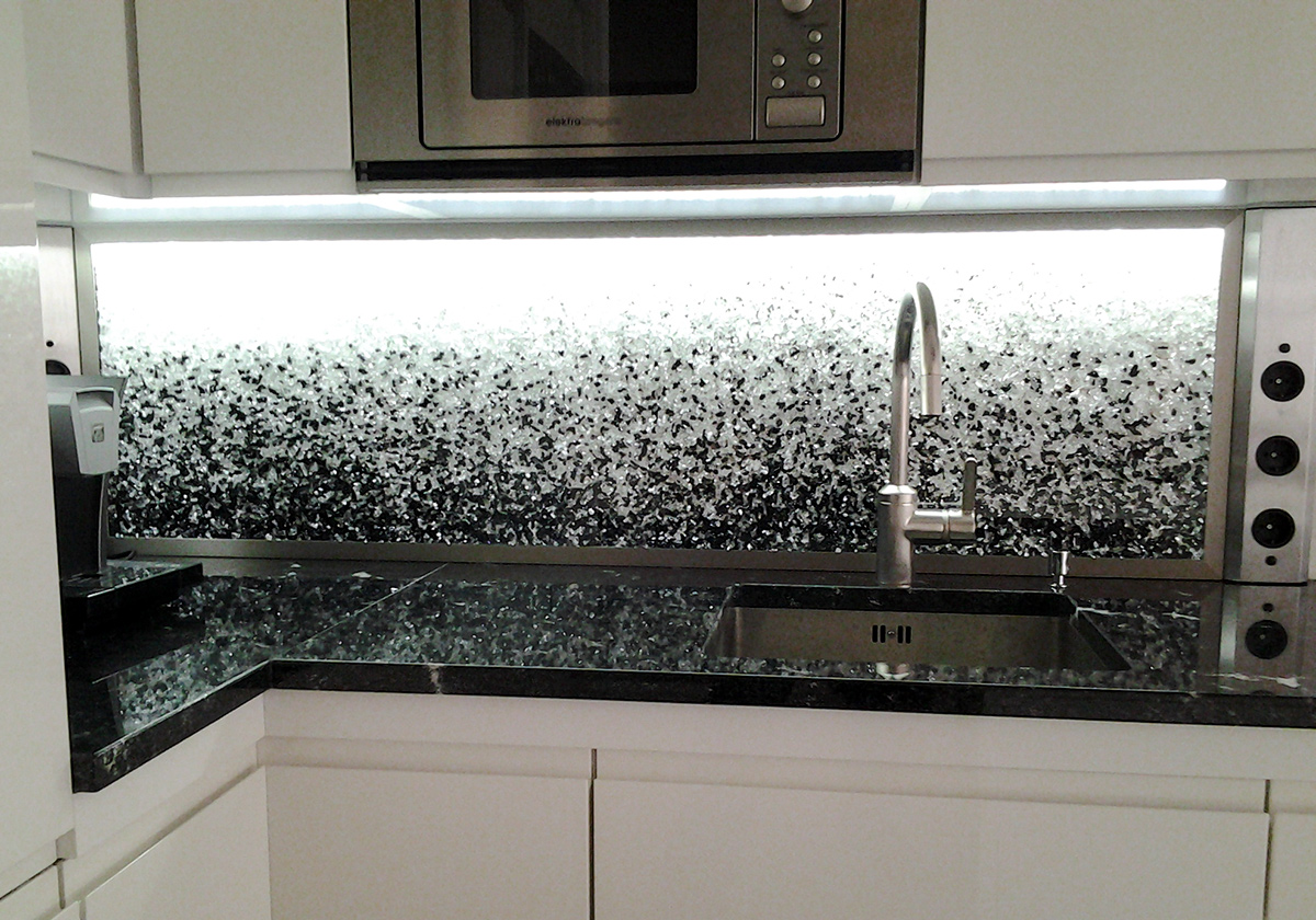 Alte Fliesen Ersetzen Durch Kchenrckwand Aus Glas Glaszone Alte Fliesen Ersetzen Durch Kchenrckwand Aus Glas Glaszone