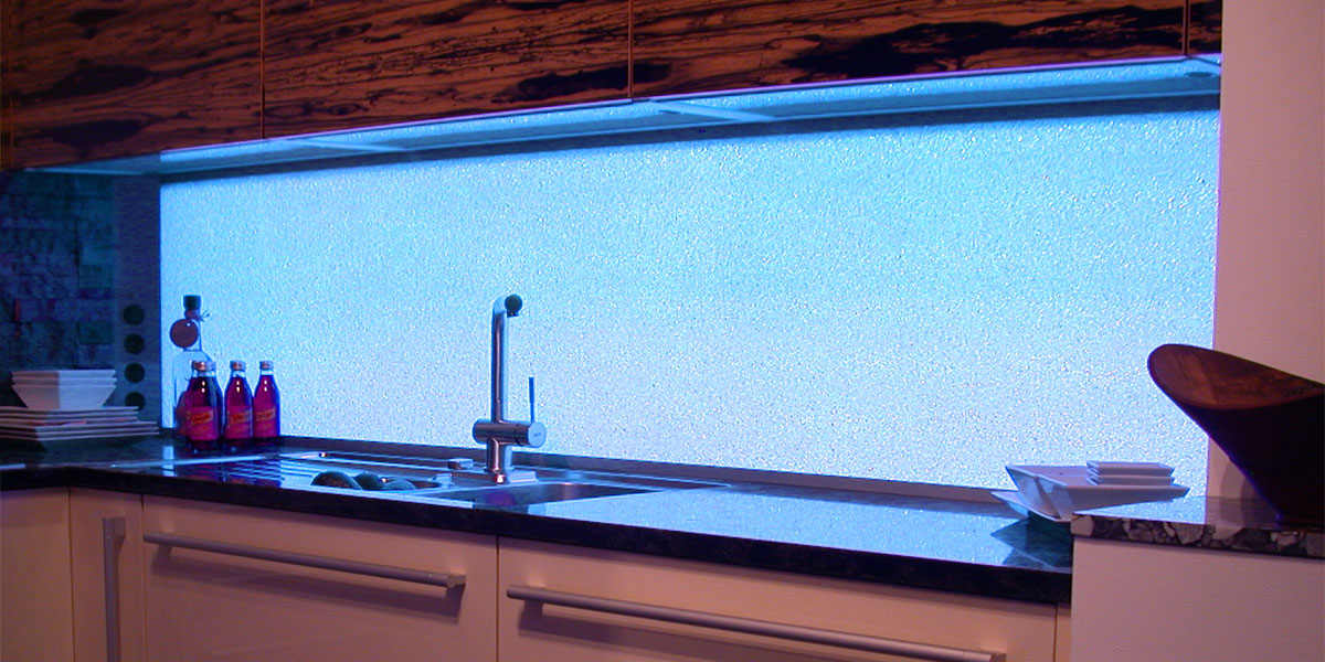 Glaszone Küchenrückwand RGB-Lichtwechsel in hellblau