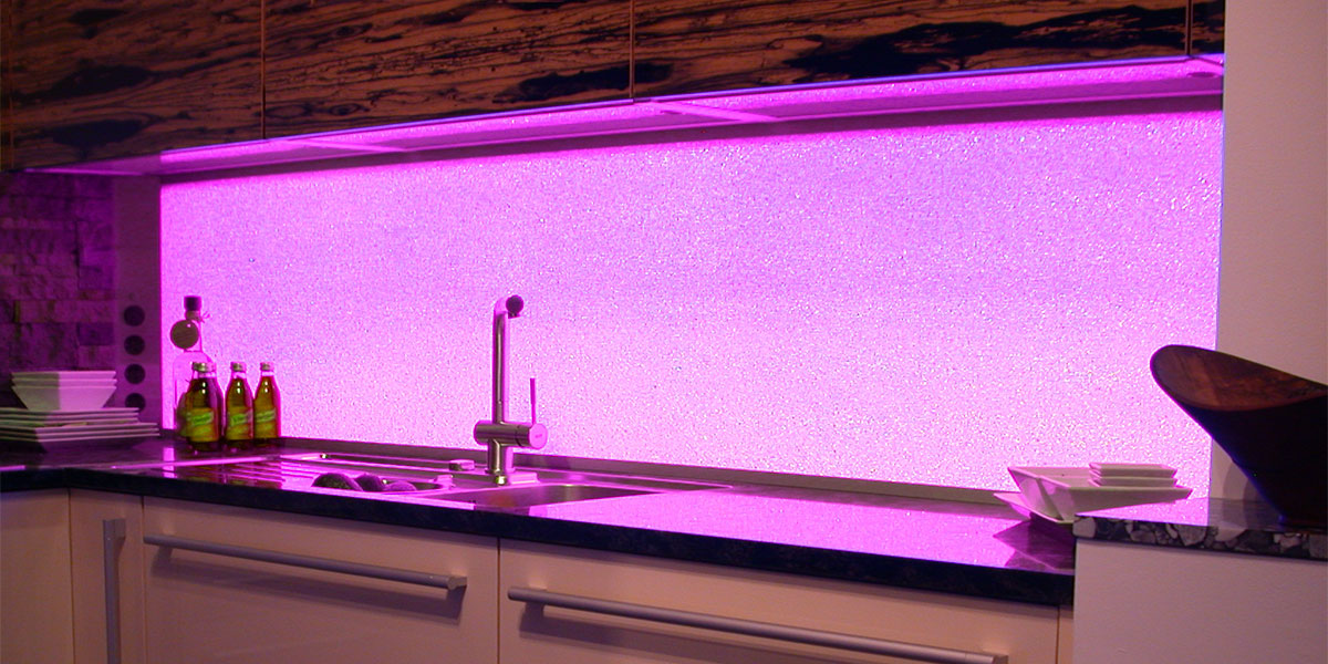 Glaszone Küchenrückwand RGB-Lichtwechsel in lila