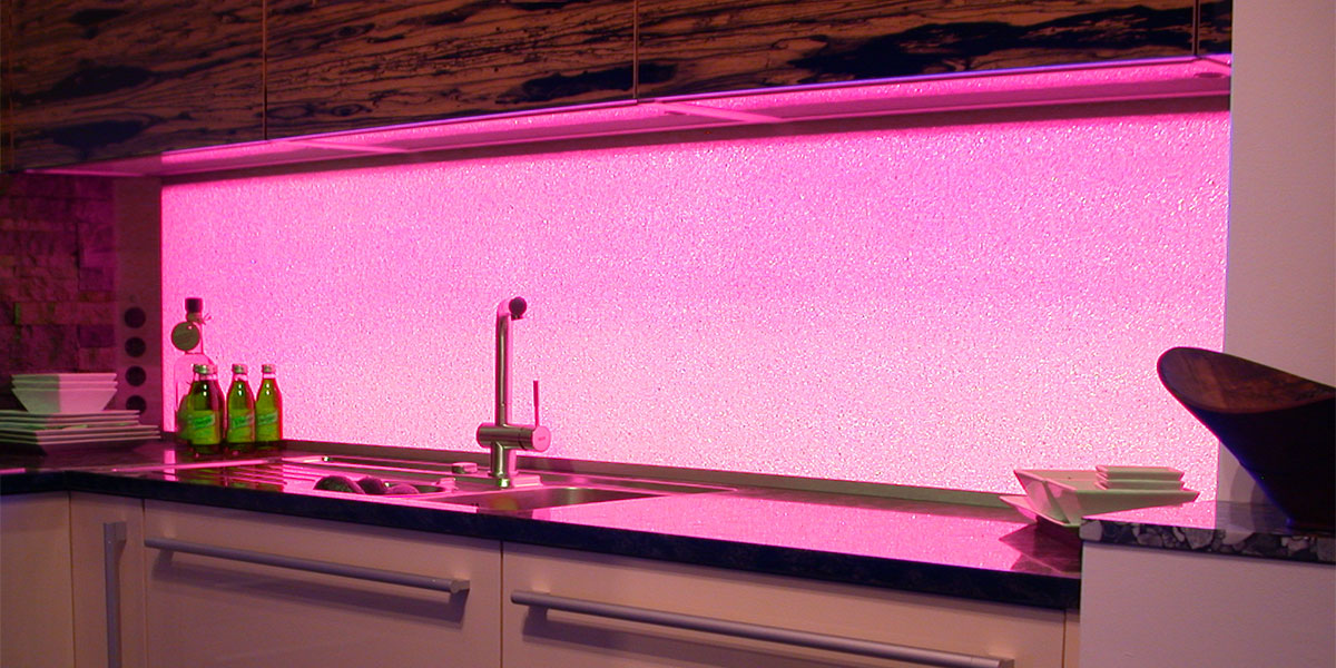 Glaszone Küchenrückwand RGB-Lichtwechsel in rot